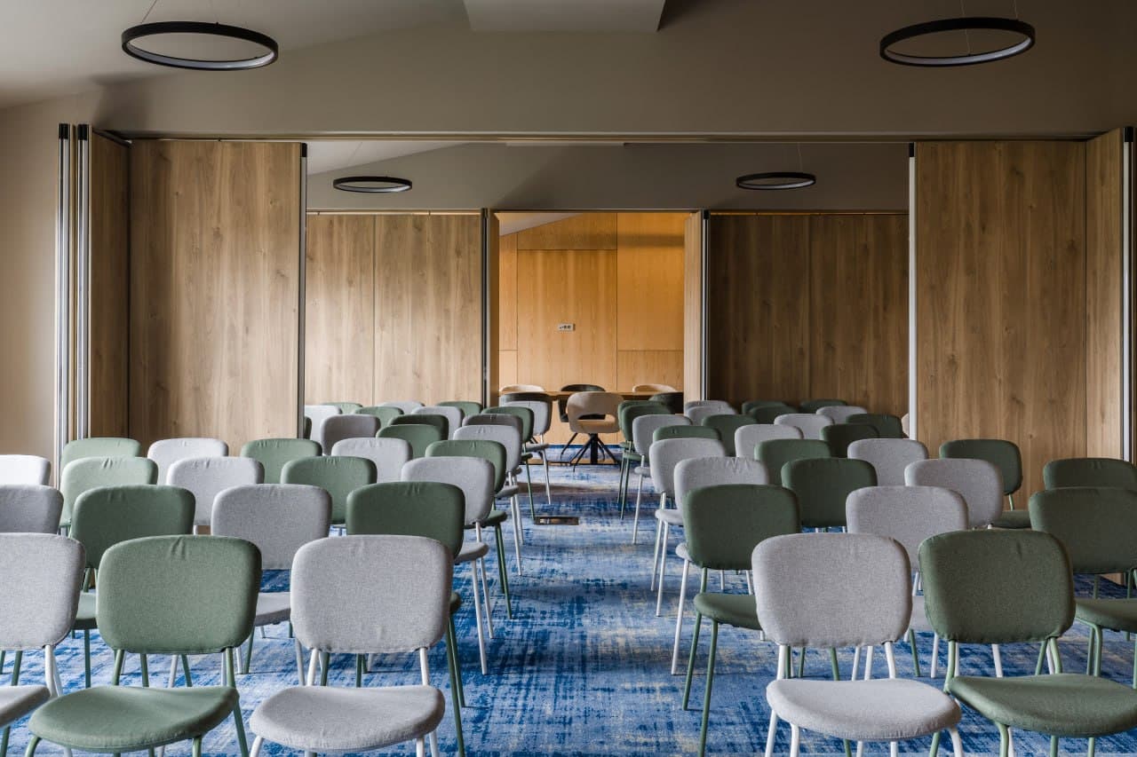 Sala de conferință, scaune în fața peretelui despărțitor