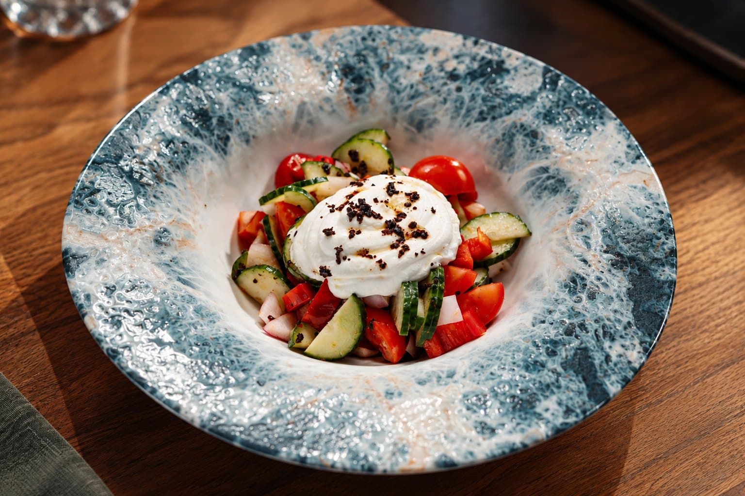 Salată cu burrata, roșii și castraveți