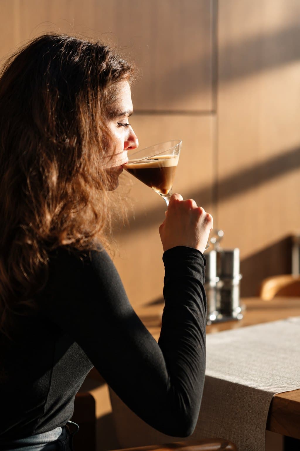 Un cocktail savurat la masă, în lumina apusului